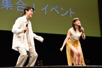 土屋太鳳の「女優になってやる！」を再現する菅田将暉（左）と土屋太鳳（右）。