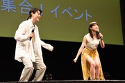 土屋太鳳の「女優になってやる!」を再現する菅田将暉(左)と土屋太鳳(右)。