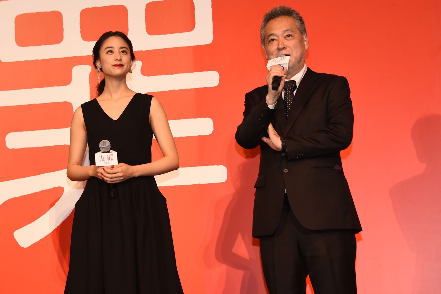 左から山本美月、瀬々敬久。