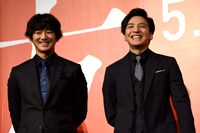 左から瑛太、生田斗真。