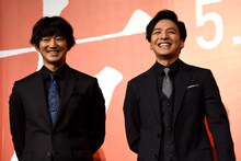 左から瑛太、生田斗真。