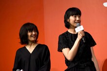 左から富田靖子、夏帆。