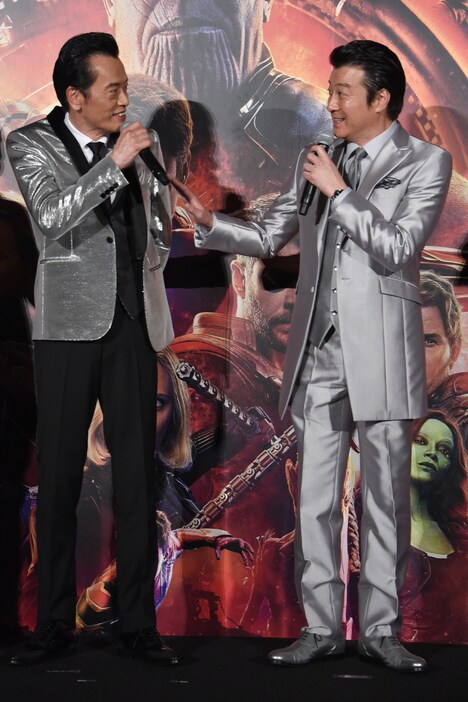 遠藤憲一（左）のネタバレを阻止する加藤浩次（右）。