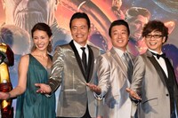 コーラスグループ風のポーズを取る秋元才加、遠藤憲一、加藤浩次、山寺宏一。