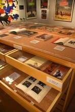 プレス資料や上映プログラム、黒澤明に関する海外図書が置かれたコーナー。