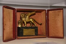 黒澤明が「羅生門」で獲得した金獅子像のレプリカ。