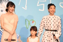 左から松岡茉優、佐々木みゆ、安藤サクラ。