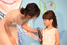 左から佐々木みゆ（右）にマイクを渡す松岡茉優（左）。