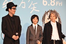 左からリリー・フランキー、城桧吏、樹木希林。