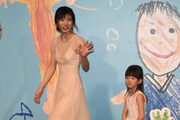 左から舞台を去る松岡茉優、佐々木みゆ。