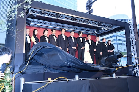 丸の内TOEI前で開催されたフォトセッションにて、除幕の瞬間。