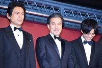 左から江口洋介、役所広司、松坂桃李。