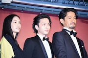 左から阿部純子、中村倫也、竹野内豊。