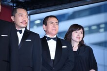左から音尾琢真、伊吹吾郎、柚月裕子。