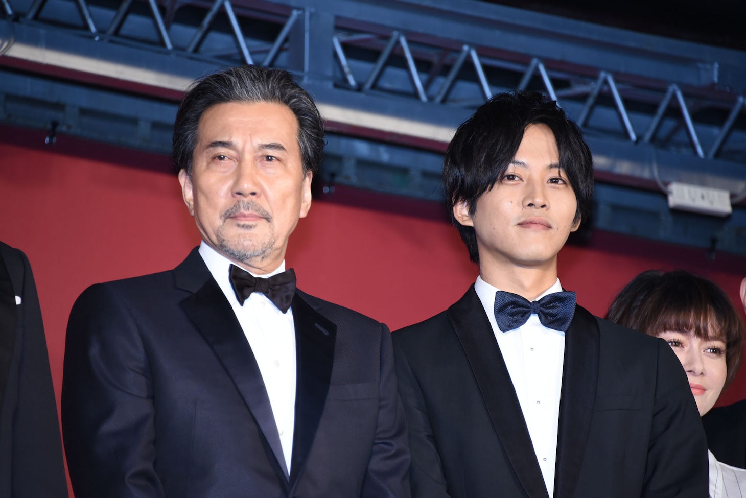 左から役所広司、松坂桃李。