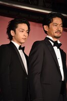 左から中村倫也、竹野内豊。