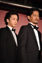 左から中村倫也、竹野内豊。
