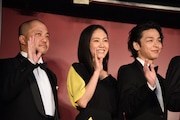 左から白石和彌、阿部純子、中村倫也。