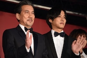 左から役所広司、松坂桃李。
