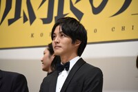 松坂桃李（手前）