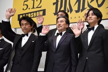 前列左から江口洋介、役所広司、松坂桃李。