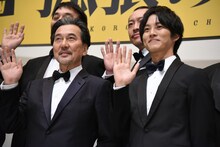 前列左から役所広司、松坂桃李。
