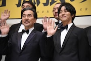 前列左から役所広司、松坂桃李。