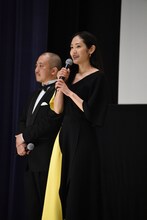 左から白石和彌、阿部純子。
