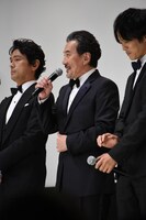 左から江口洋介、役所広司、松坂桃李。