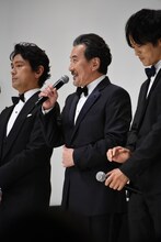 左から江口洋介、役所広司、松坂桃李。