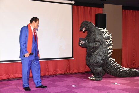 ゴジラを待ち受けるアントニオ猪木(左)と迫り来るゴジラ(右)。