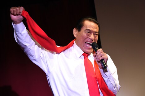 「1、2、3、ダー!」を披露するアントニオ猪木。