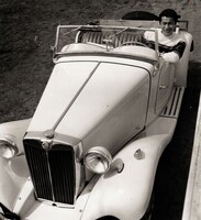 三船敏郎と彼の愛車“MG”。