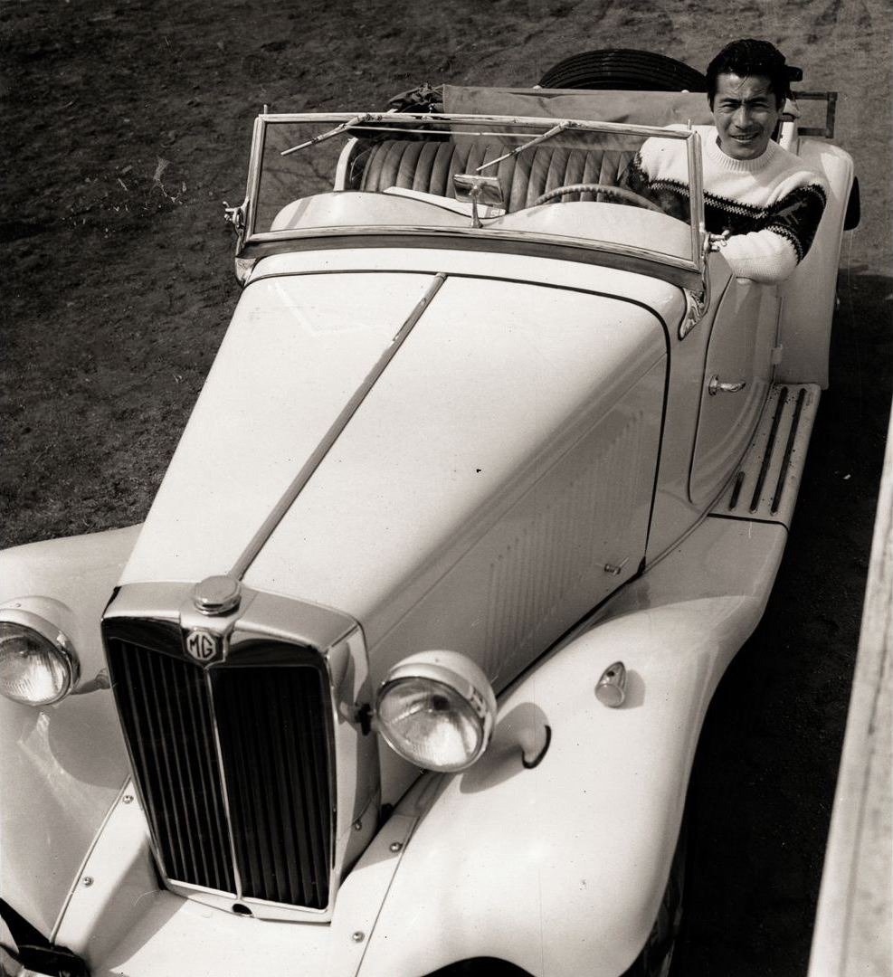 三船敏郎と彼の愛車“MG”。
