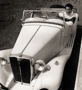 三船敏郎と彼の愛車“MG”。