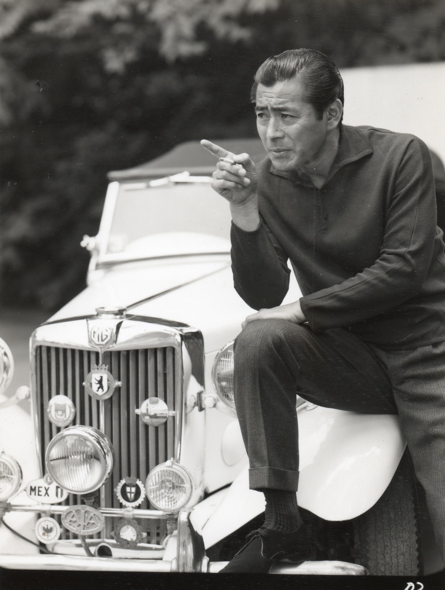 三船敏郎と彼の愛車“MG”。
