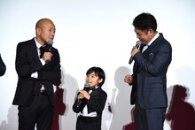 左から小峠英二、寺田心、藤本敏史。