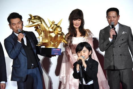 受賞スピーチを行う寺田心(手前)。