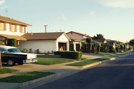 「サバービコン 仮面を被った街」新場面写真