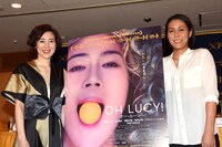 「オー・ルーシー！」記者会見にて、左から寺島しのぶ、平柳敦子。