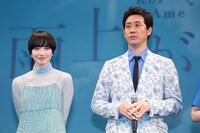 左から小松菜奈、大泉洋。