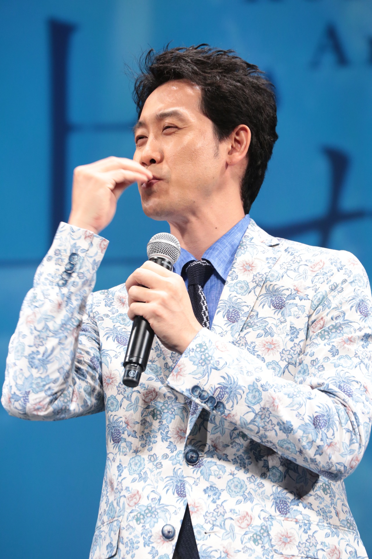 ファンに投げキッスを飛ばす大泉洋。