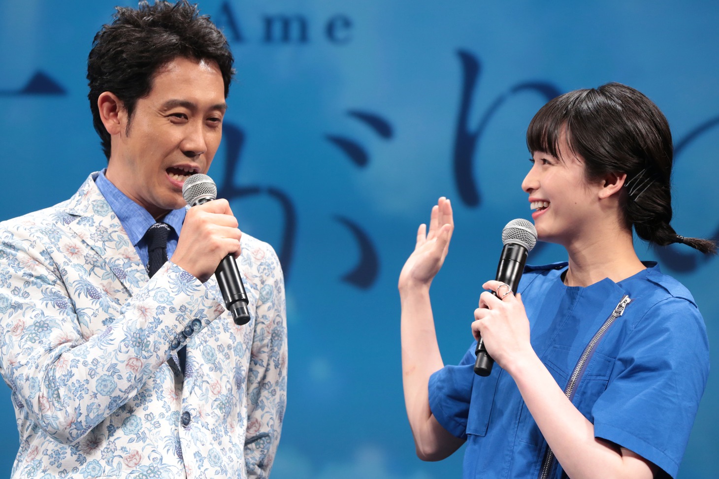 左から大泉洋、清野菜名。