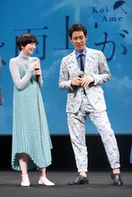 小松菜奈（左）と、脚の長さを強調する大泉洋（右）。