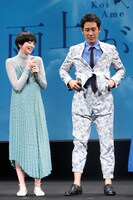 小松菜奈（左）と、脚の長さを強調するためにパンツの裾を上げる大泉洋（右）。