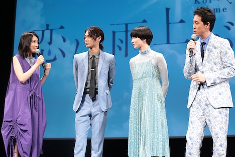 左から松本穂香、磯村勇斗、小松菜奈、大泉洋。