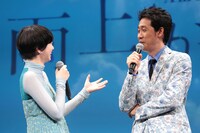 大泉洋（右）に「個人的な風邪です」と弁明する小松菜奈（左）。