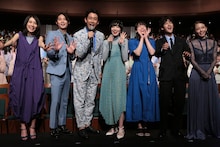 映画「恋は雨上がりのように」完成披露試写会の様子。左から松本穂香、磯村勇斗、大泉洋、小松菜奈、清野菜名、葉山奨之、山本舞香。