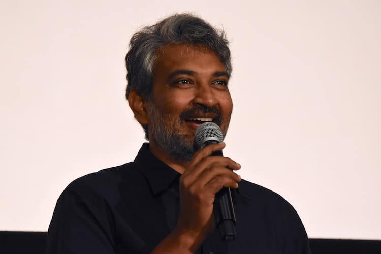 バーフバリ 監督が来日 新宿での絶叫上映を体感し シンクロしている 写真10枚 映画ナタリー