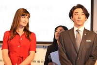 左からレティシア・カスタ、高橋一生。